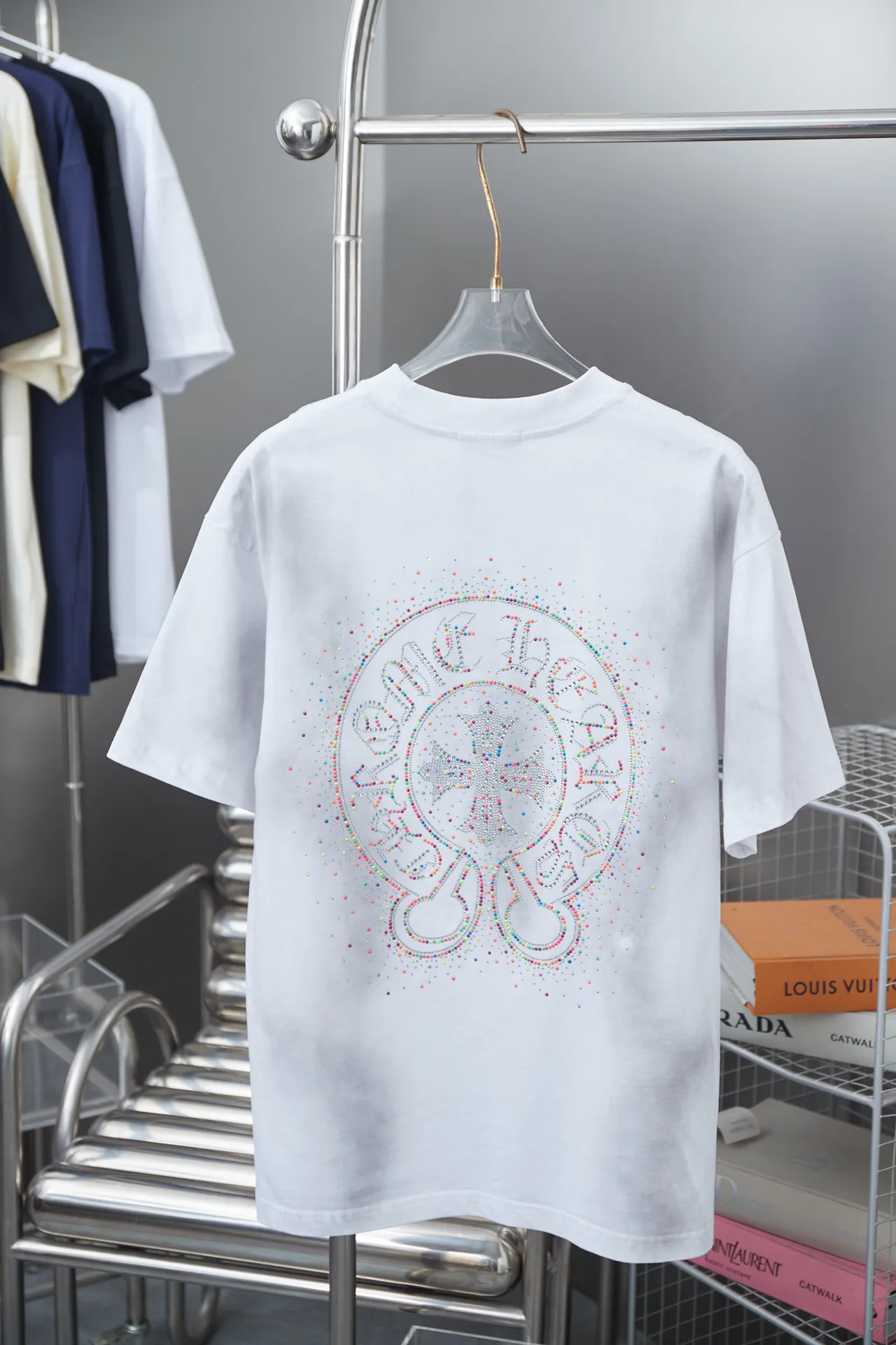 🅿️220 Chrome Hearte CH 25SS early spring new model, hot diamond short sleeves, light luxury, a must-have item for daily commuting for men and women, correct version, welcome to compare, detailed features · 280 grams of 100% pure cotton double yarn jersey fabric · Special thickened 32 pieces of double-strand 1X1 thread in the same vat · Imported Australian matte pearlescent diamonds. Ready-made garments are dyed, and then faded and fried snowflakes are used. Then wash to make it look old. General washing will improve the effect · Double-needle stitching across seams · Original main mark, washed tag, branded moisture-proof paper packaging Color: Black/White/Orange Size: S/M/L/XL
